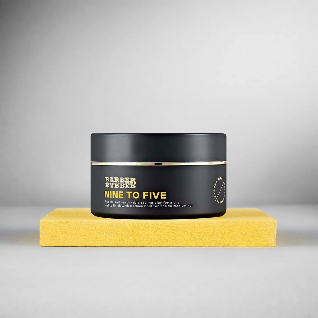 BARBER BARBER Nine To Five Medium Hold Styling Clay 100g - zwart potje op geel blok, grijze studio