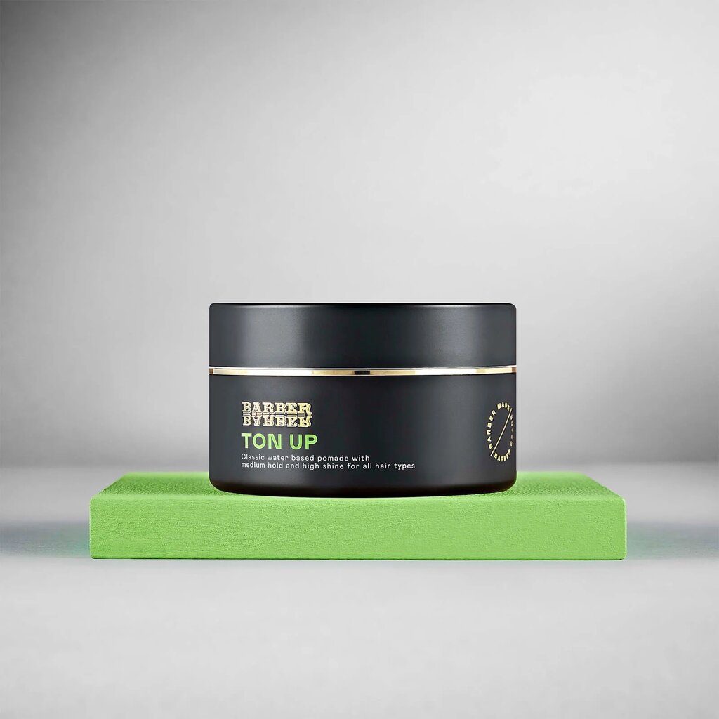 BARBER BARBER Ton Up Water-Based Pomade 100g - zwart potje op groen blok, grijze studio