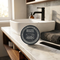 Reuzel Extreme Hold Matte Pomade - product in moderne thuis-setting