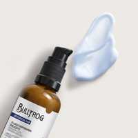 Bullfrog Mild Aftershave Fluid, flacon couché avec touche de texture bleu clair