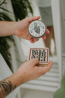 By Elementum Ignis Oil-Based Pomade, pot fermé avec couvercle Ignis à côté de l'emballage Made in Poland ouvert