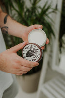 By Elementum Ignis Oil-Based Pomade, pot ouvert avec pommade crème et couvercle au logo Ignis