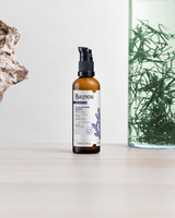 Bullfrog Mild Aftershave Fluid - flacon met steen en groene planten in beeld