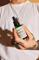 Pomp & Co. Beard Oil, gros plan du flacon avec étiquette lisible