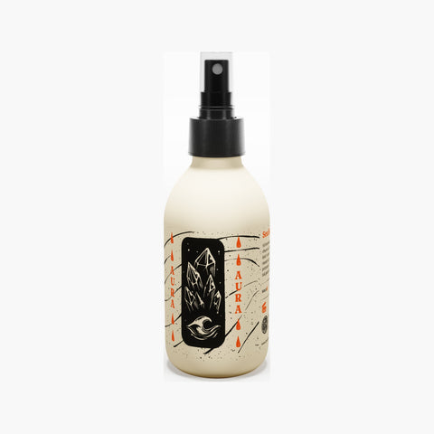 By Elementum Aura Sea Salt Spray - vooraanzicht spuitfles met kristallen-etiket op wit