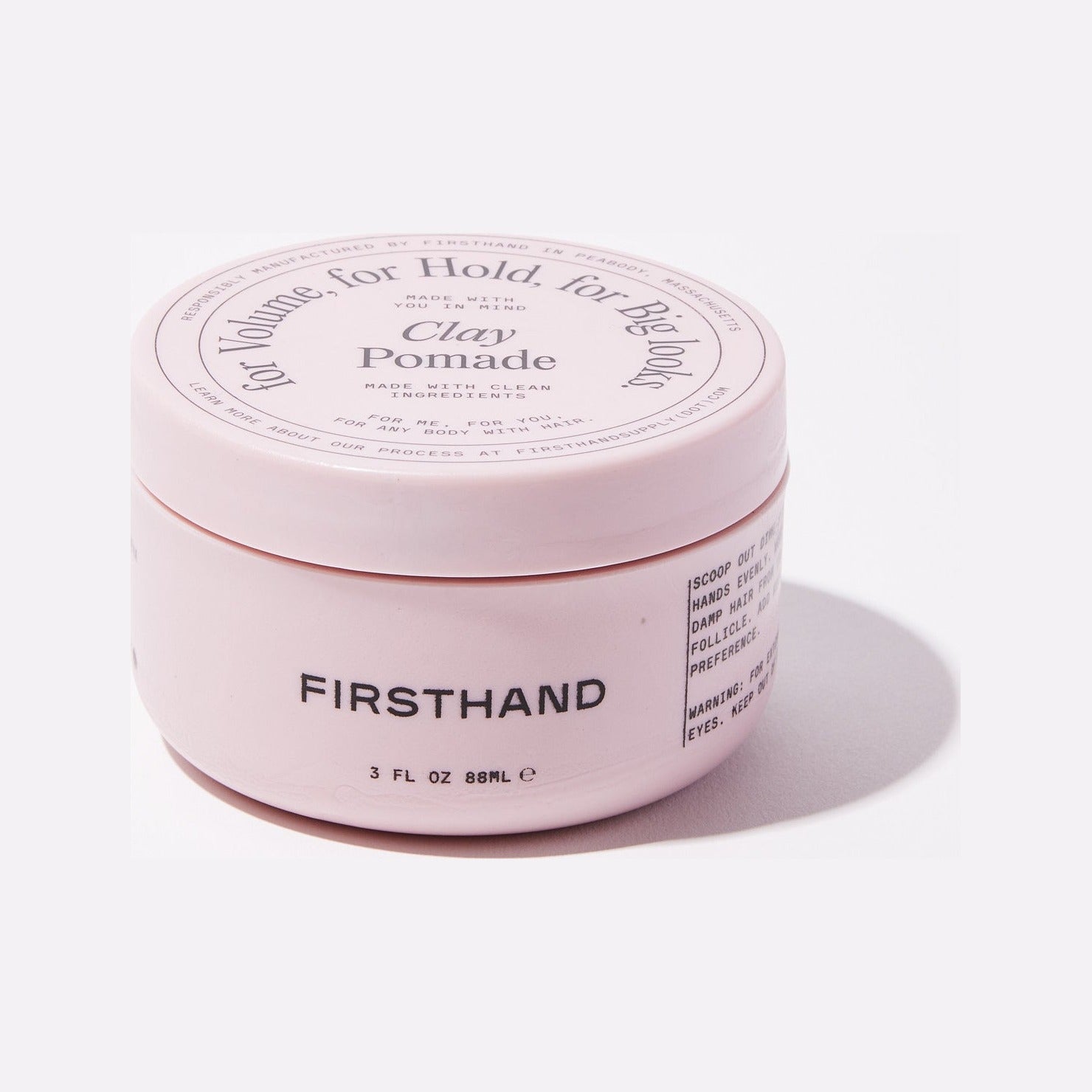 Firsthand Supply Clay Pomade, pot rose incliné avec couvercle et nom de la marque