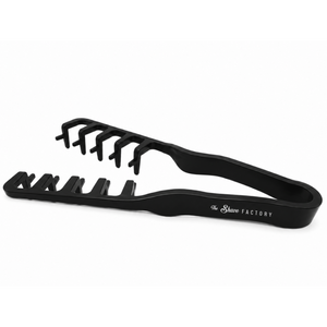 Peigne de coiffage noir The Shave Factory Magic Comb avec dents larges pour de la texture et du volume dans les cheveux.